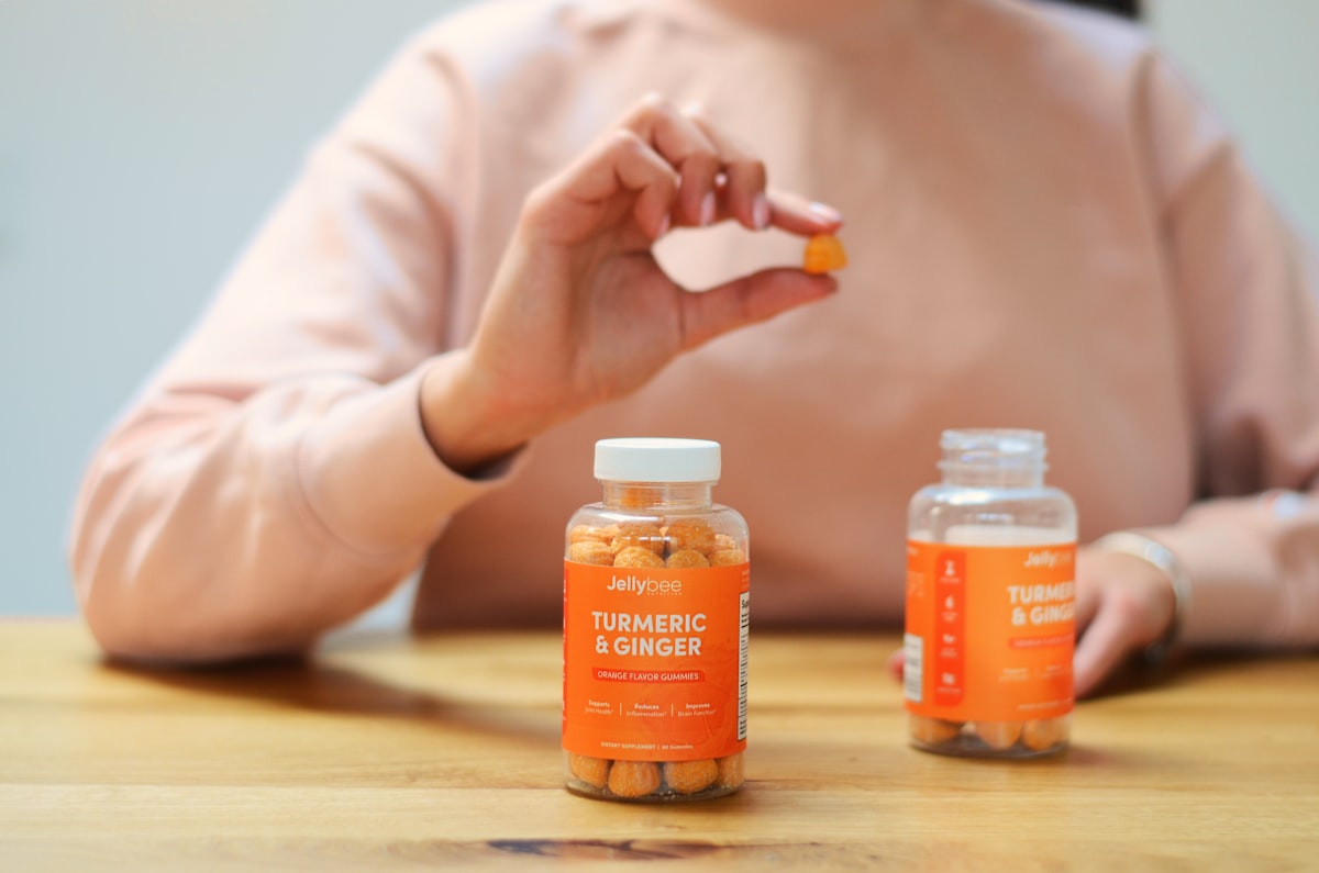 Starší žena užívající vitamíny a doplňky